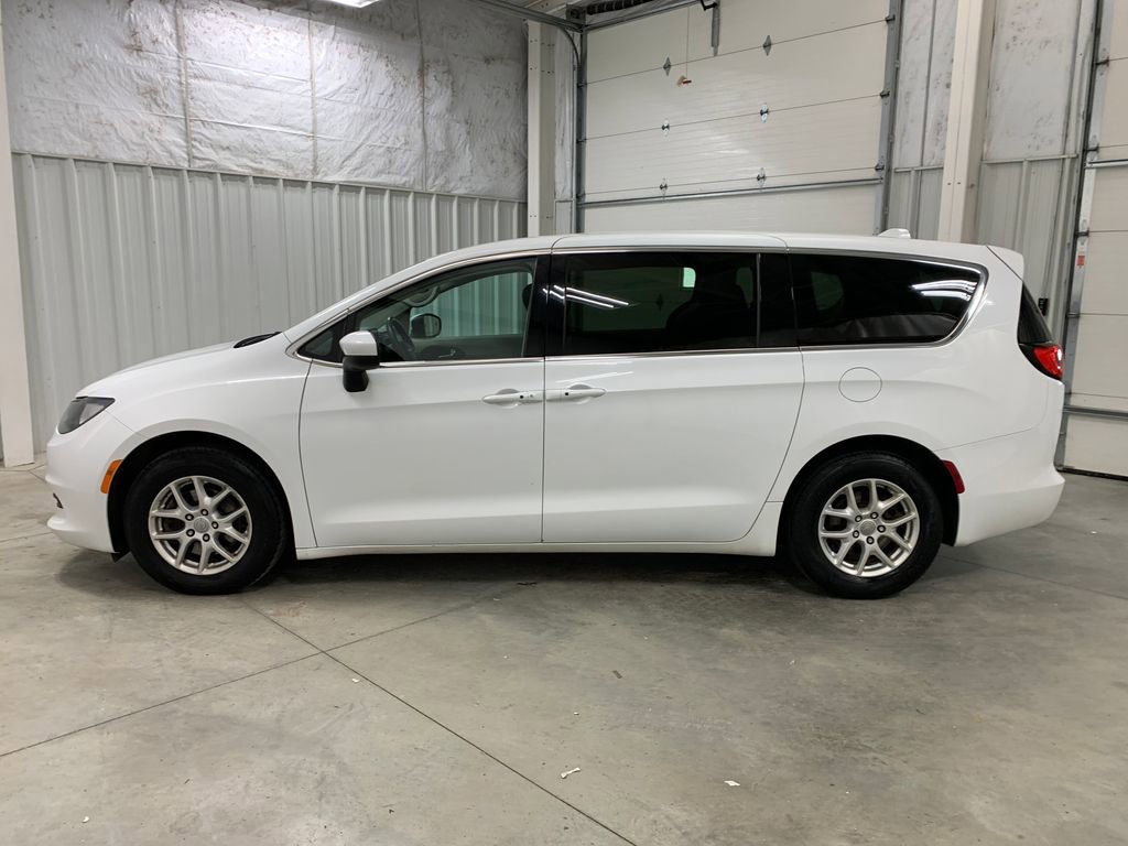 Used 2017 Chrysler Pacifica Touring image 4