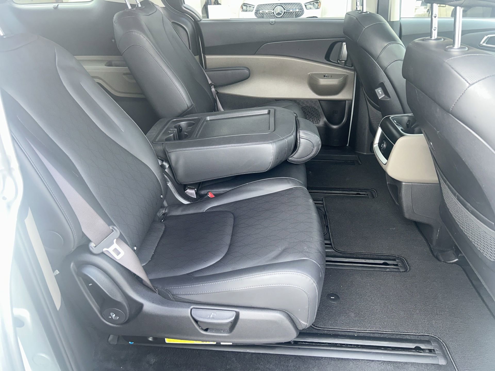 Used 2025 Kia Carnival EX image 17