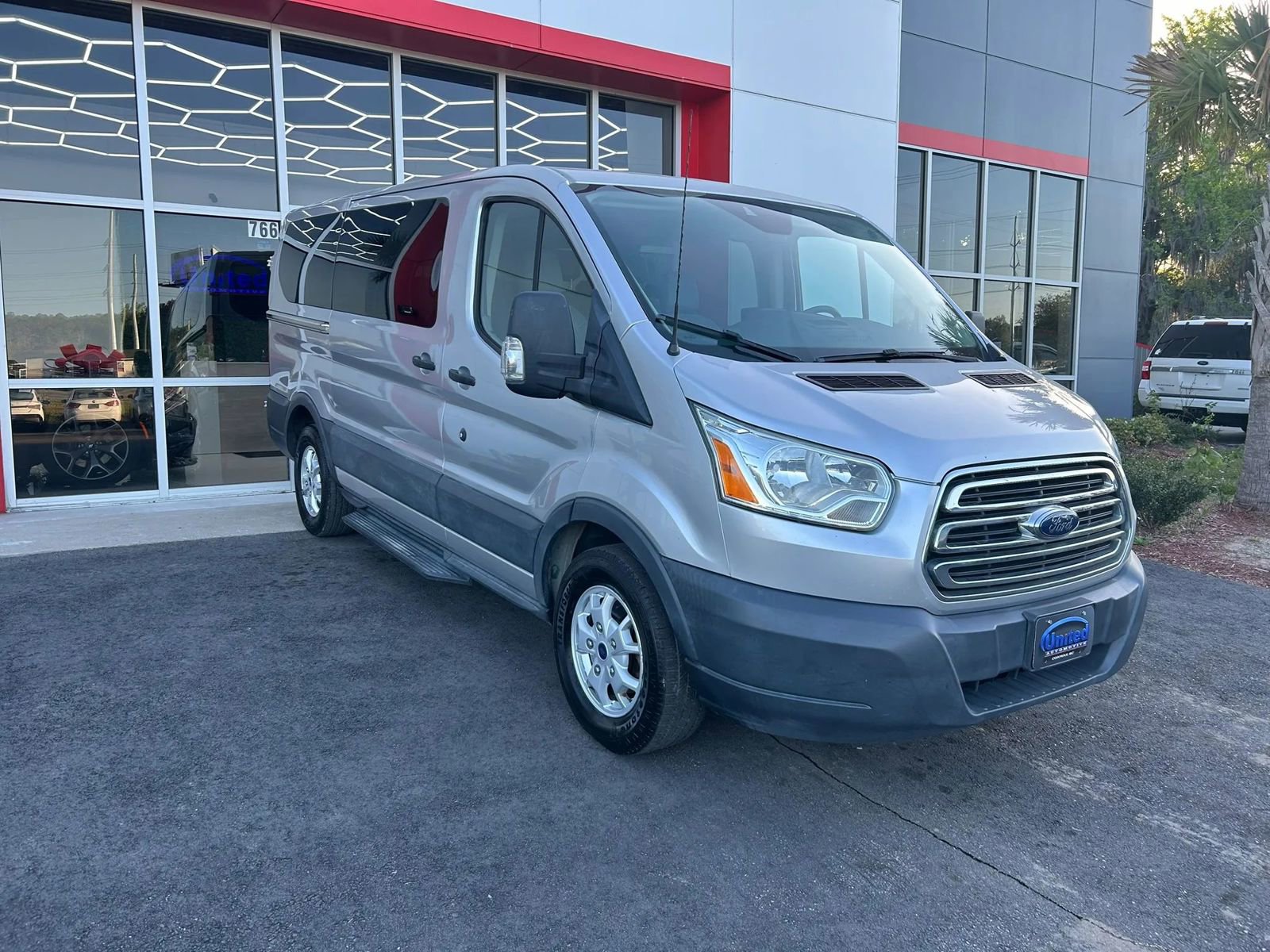 Used 2015 Ford Transit 150 XLT RWD image 3