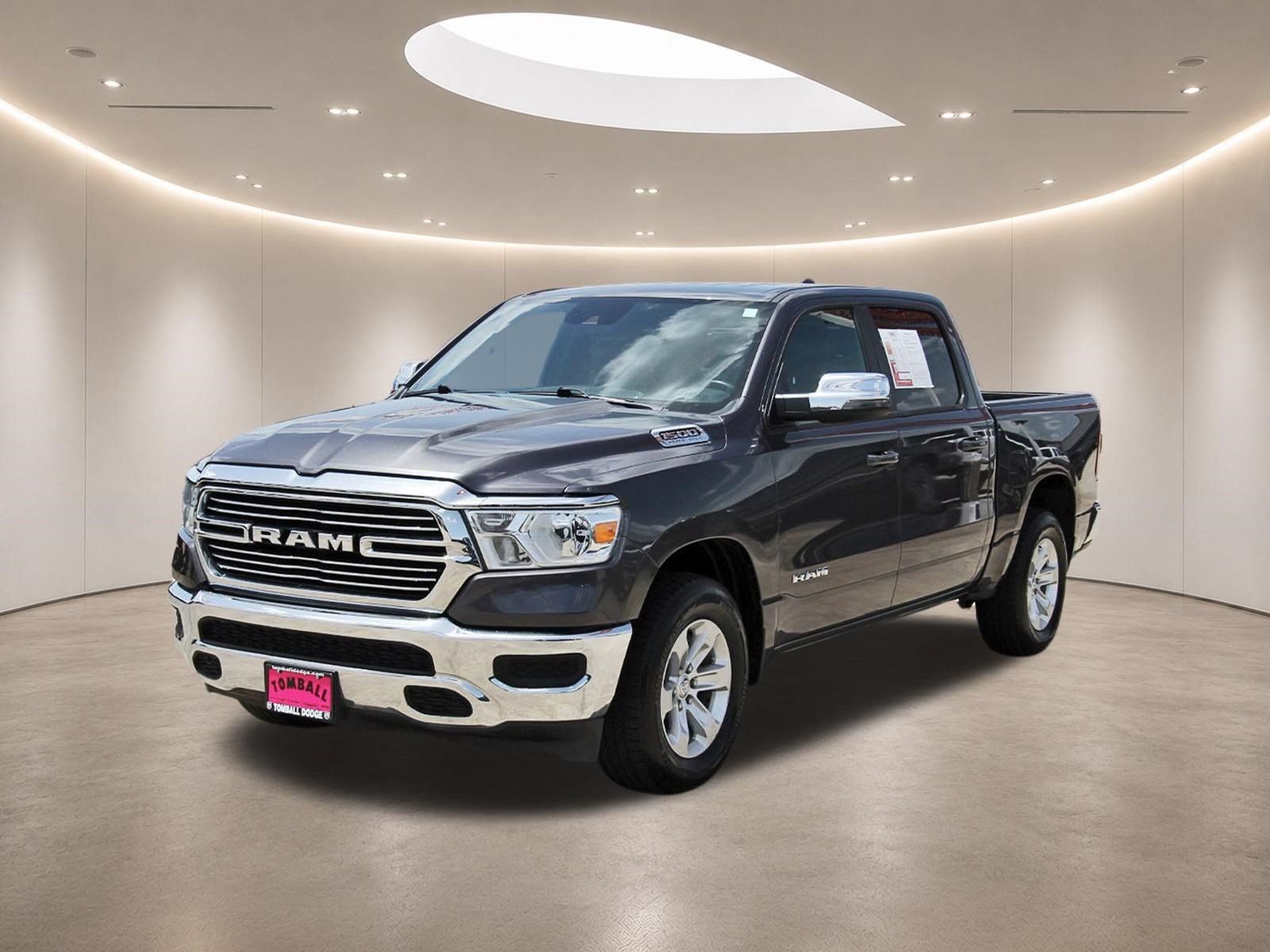 Used 2024 RAM 1500 Laramie AWD/4WD image 3