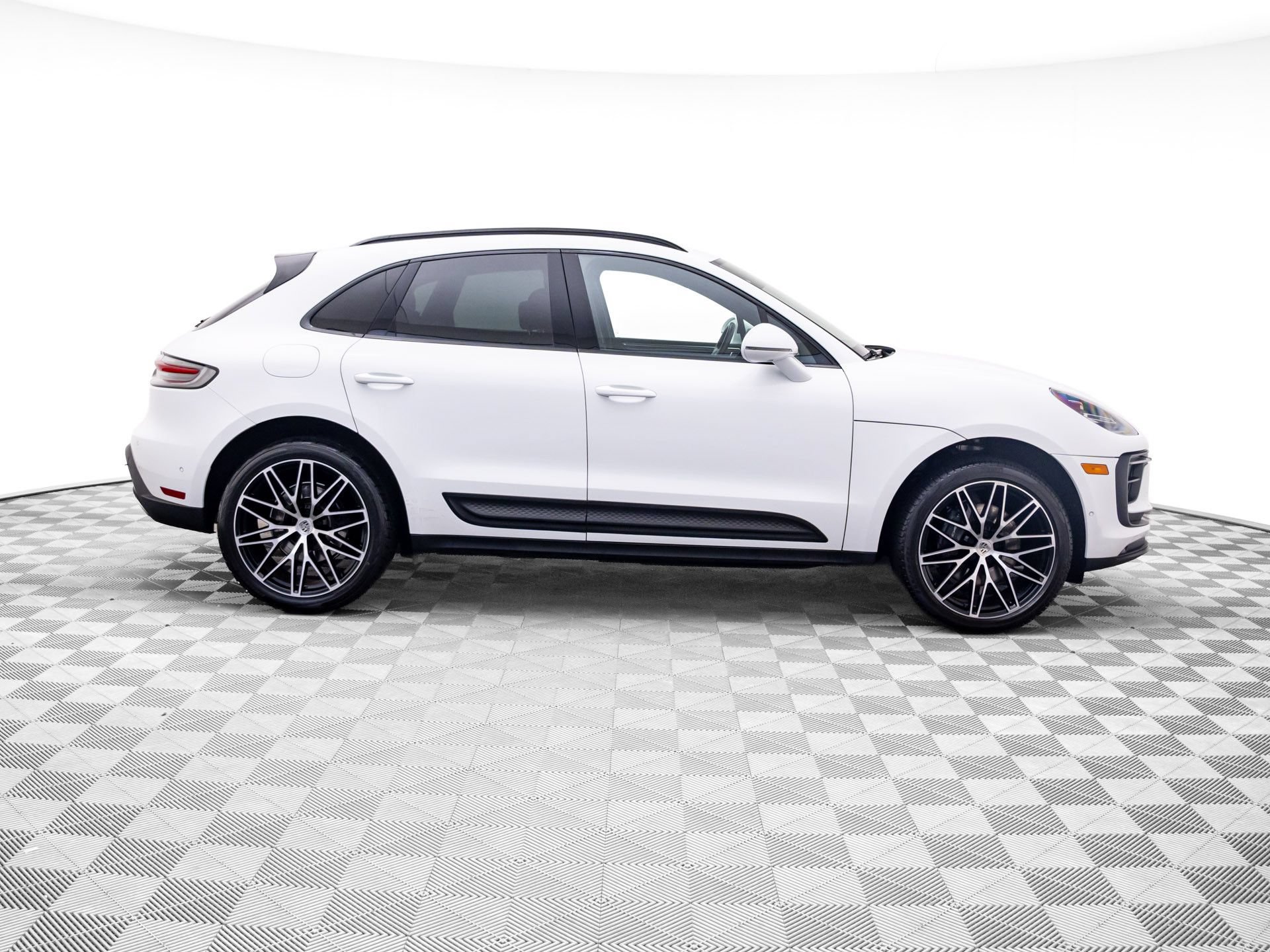 Certified 2024 Porsche Macan w/ Premium Plus Package AWD/4WD image 7