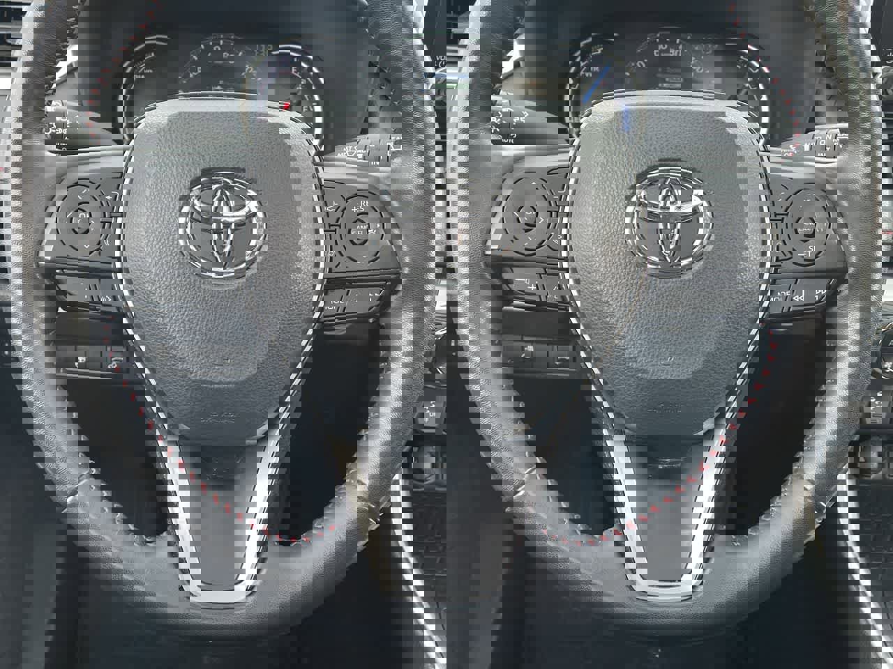 Used 2023 Toyota RAV4 SE image 10