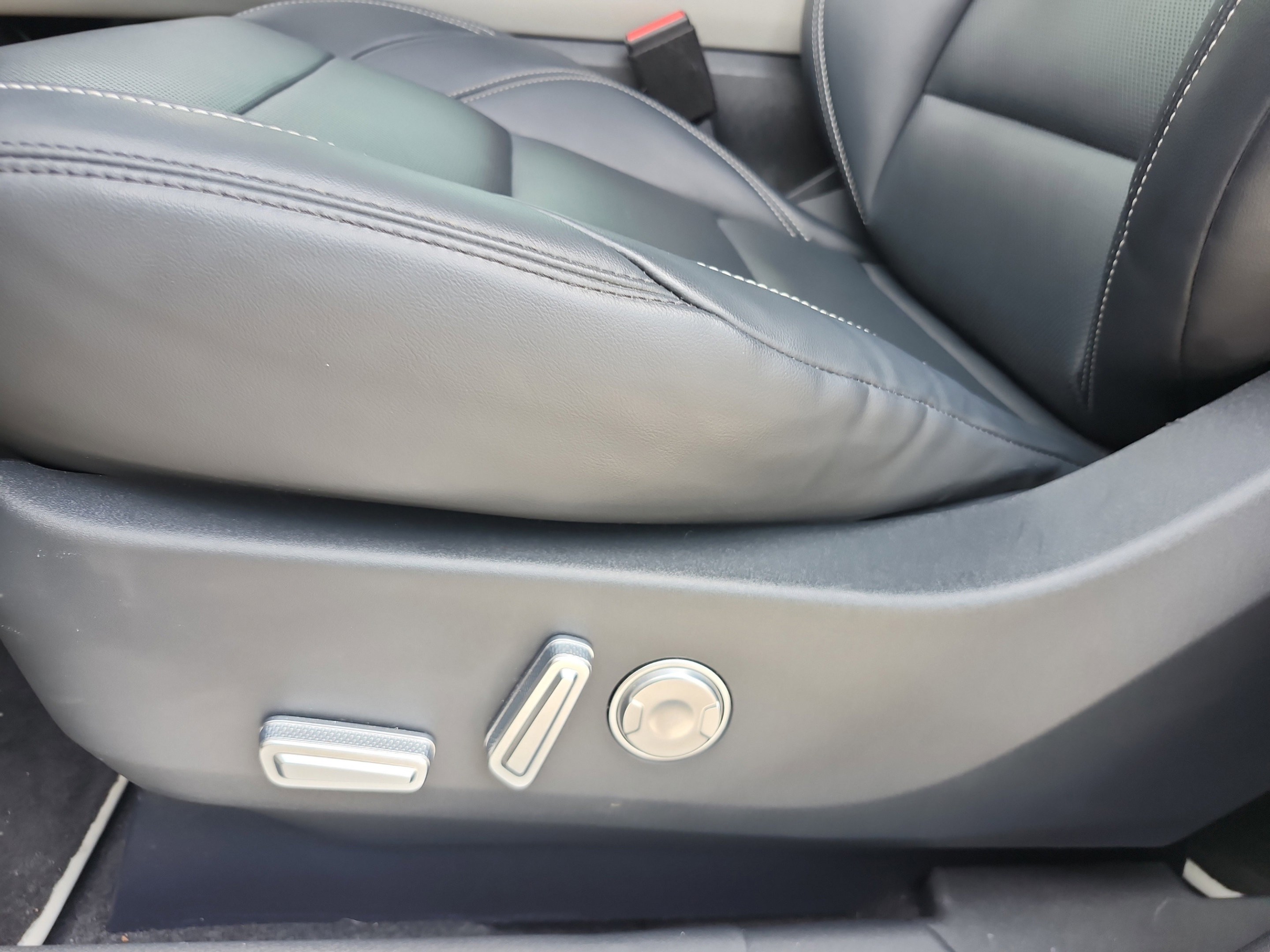 Used 2025 Lincoln Nautilus Premier AWD/4WD image 15