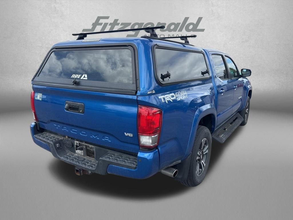 Used 2017 Toyota Tacoma TRD Sport AWD/4WD image 5