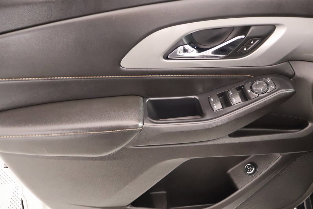 Used 2021 Chevrolet Traverse LT image 16