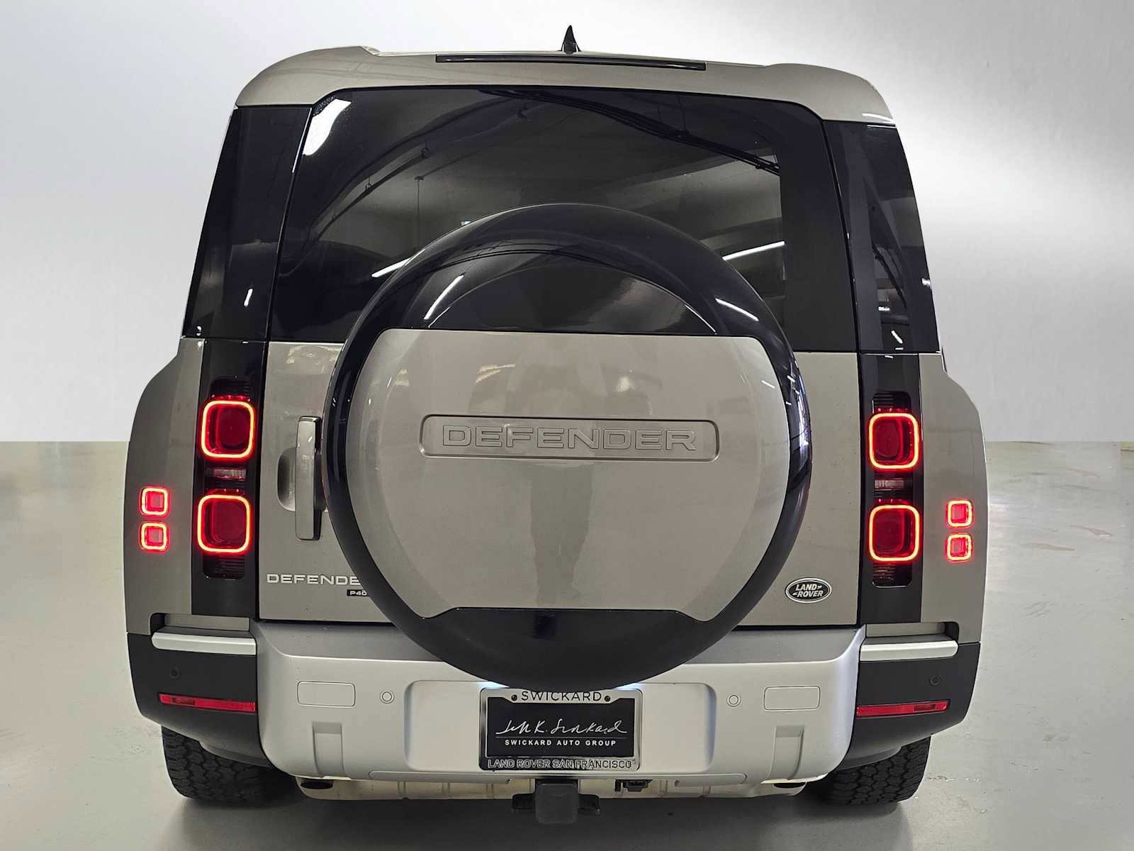 Used 2023 Land Rover Defender 130 SE image 4