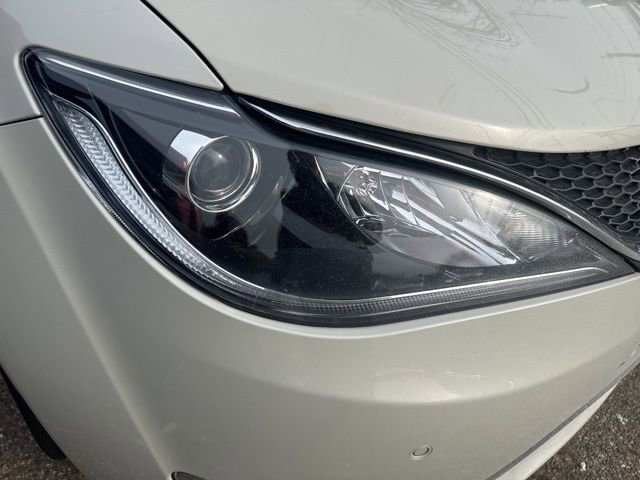 Used 2019 Chrysler Pacifica Limited w/ Tire & Wheel Group image 2