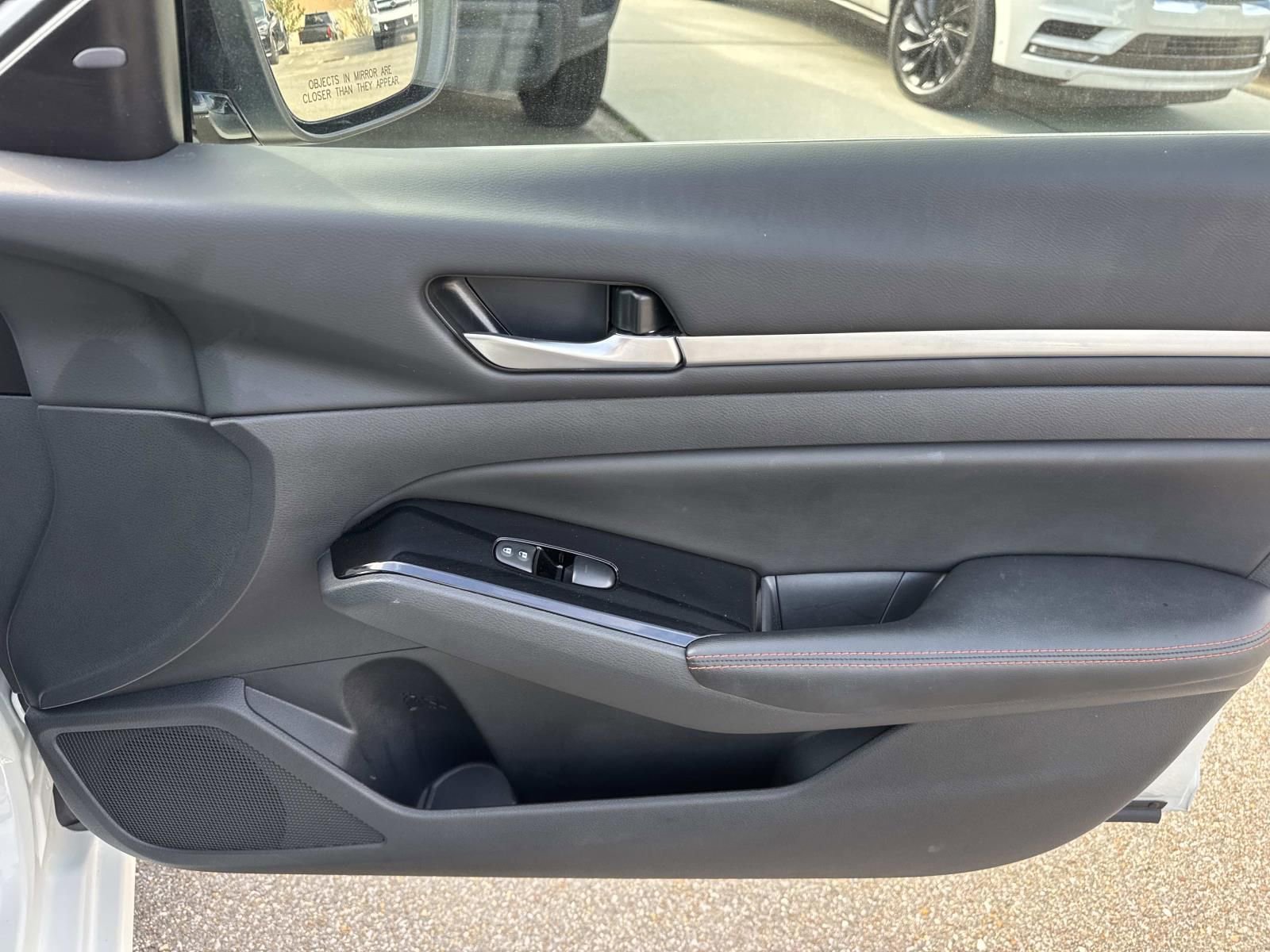 Used 2025 Nissan Altima 2.5 SR image 13