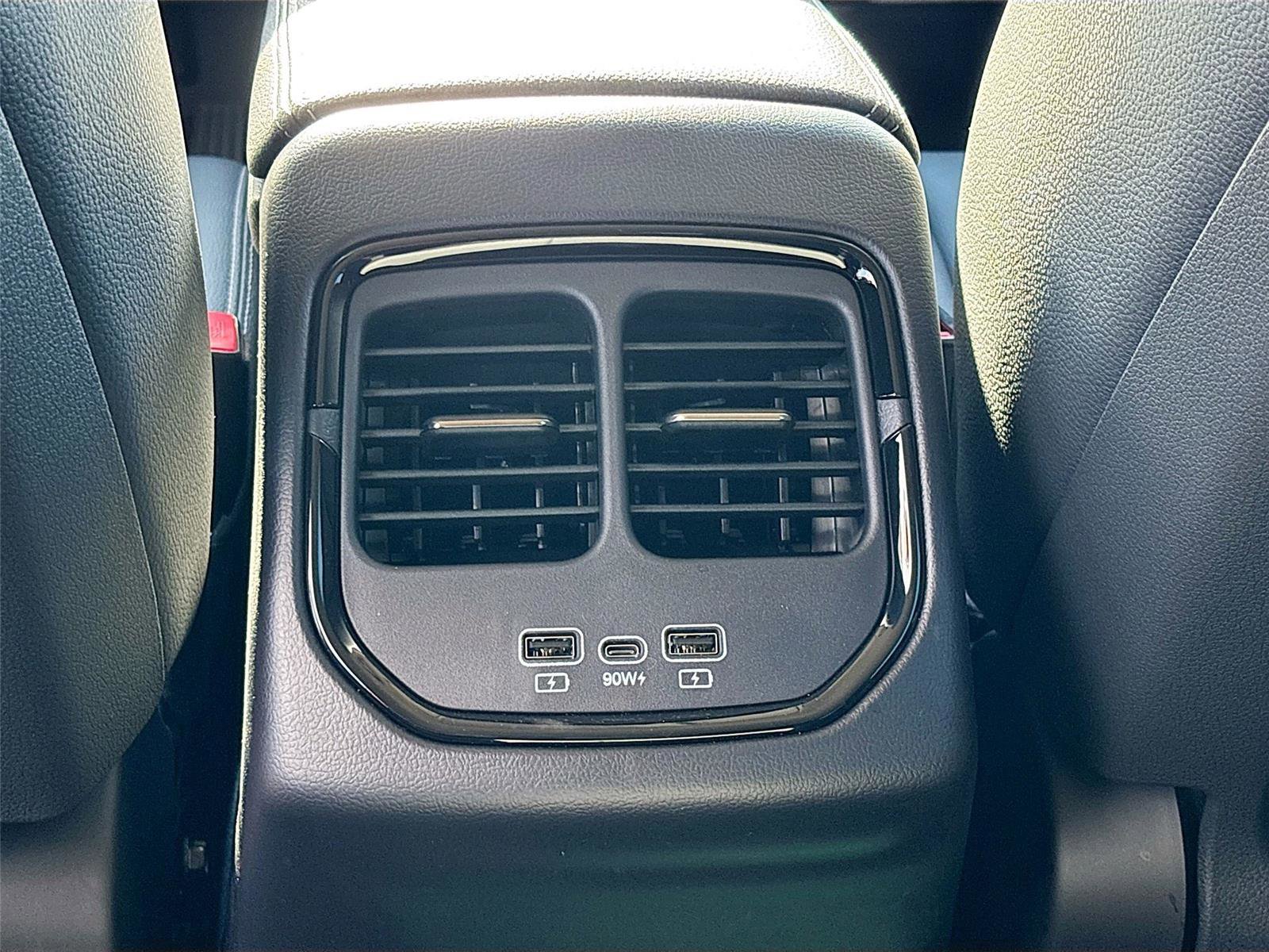 New 2025 VinFast VF 8 Eco image 24