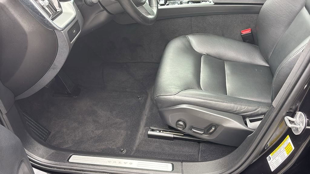 Used 2025 Volvo XC60 B5 Core AWD/4WD image 25