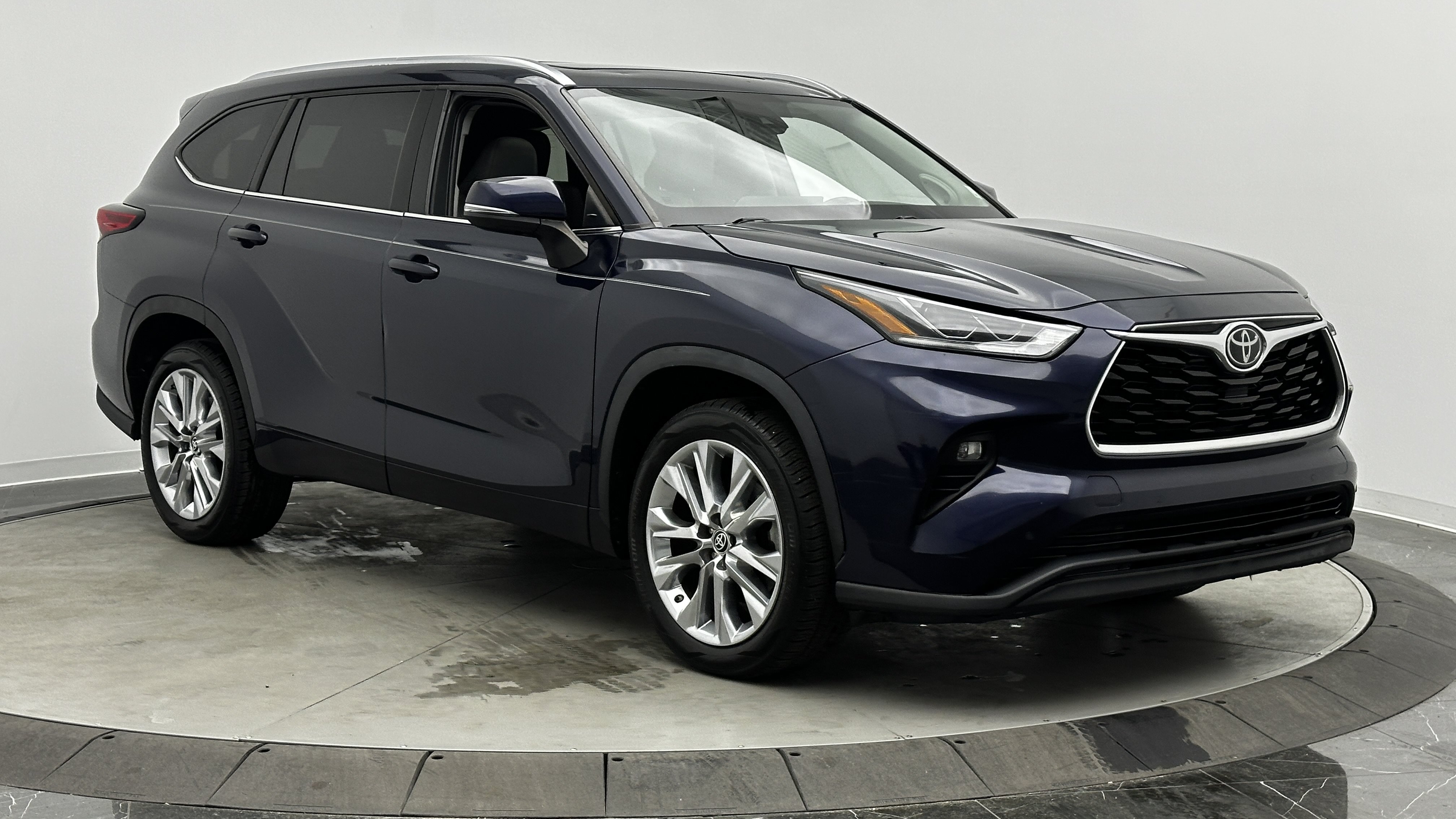Used 2023 Toyota Highlander Limited FWD image 3