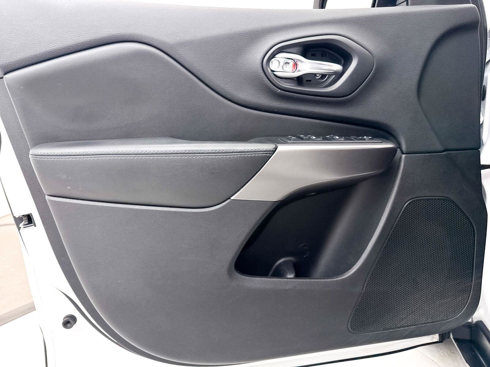 Used 2019 Jeep Cherokee Latitude w/ Popular Appearance Group FWD image 26
