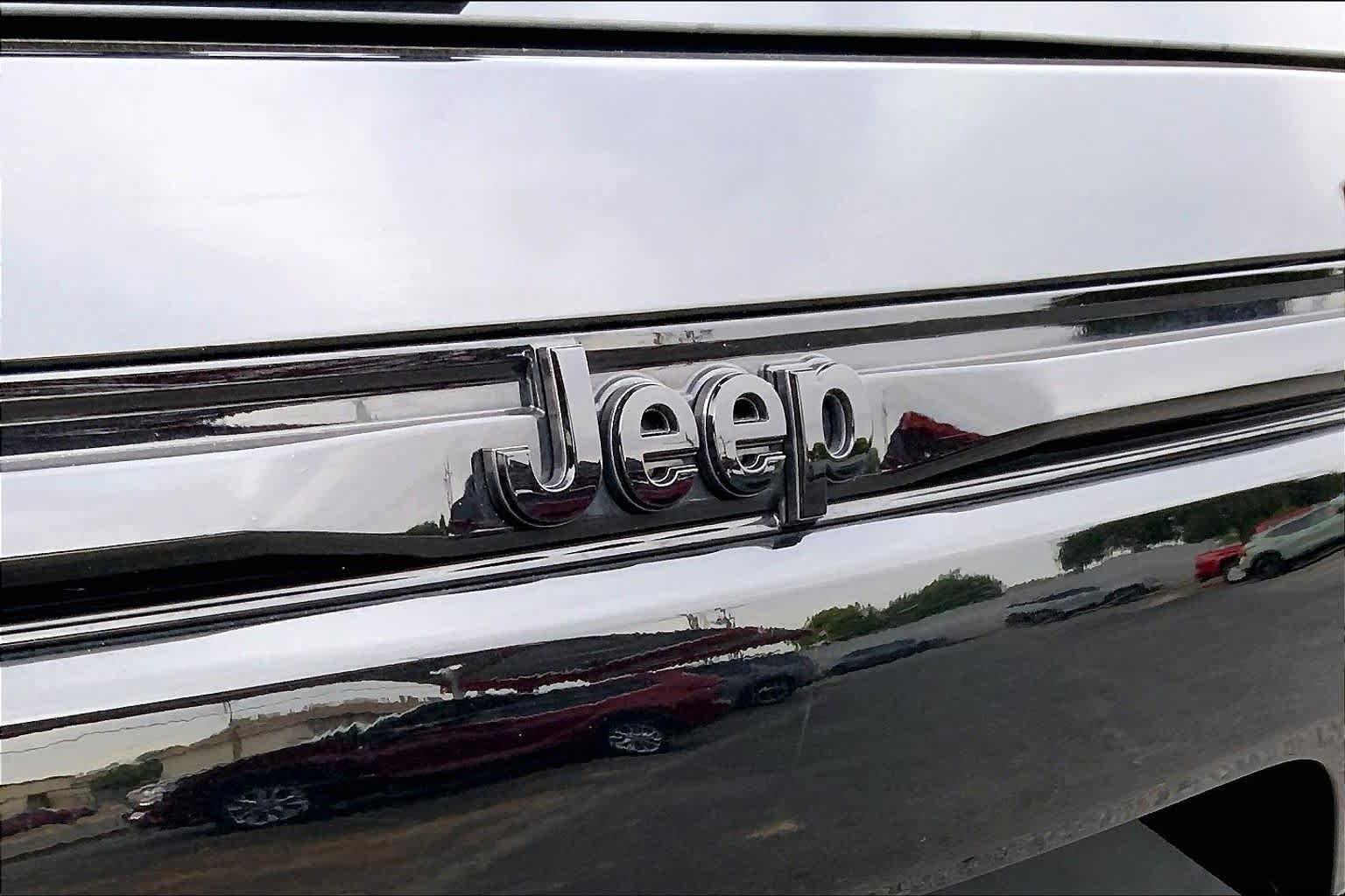 Used 2025 Jeep Grand Cherokee Altitude AWD/4WD image 31