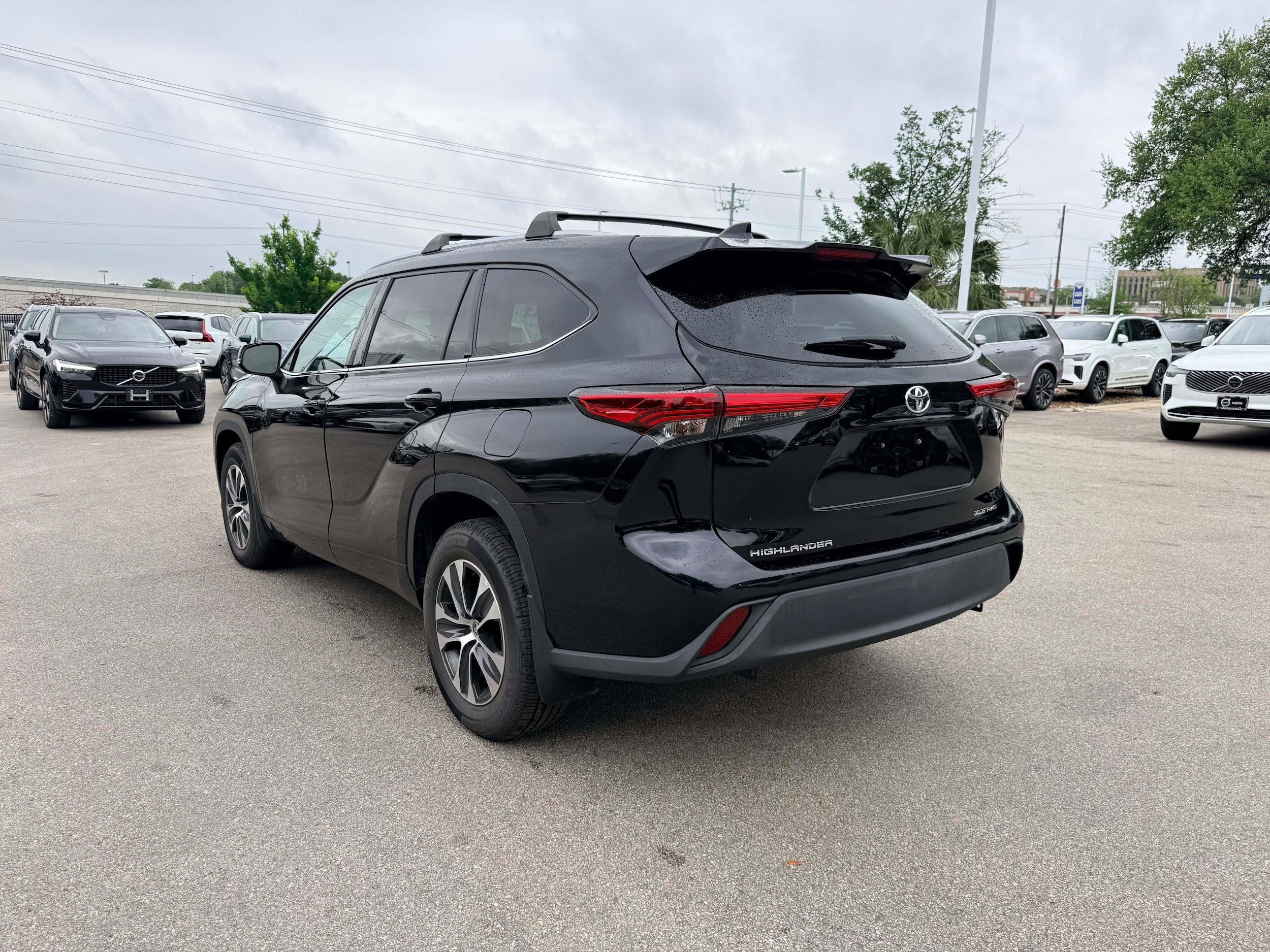 Used 2021 Toyota Highlander XLE AWD/4WD image 4