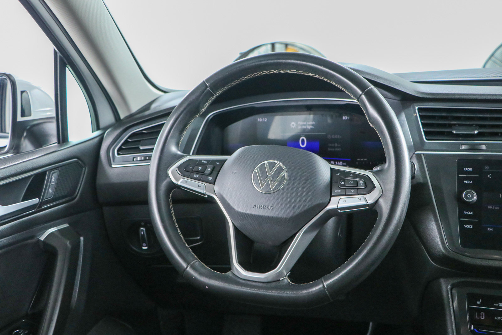 Used 2023 Volkswagen Tiguan SE w/ Panoramic Sunroof Package FWD image 12