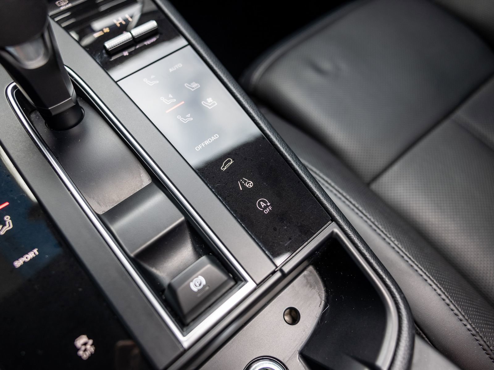Certified 2023 Porsche Macan AWD/4WD image 36