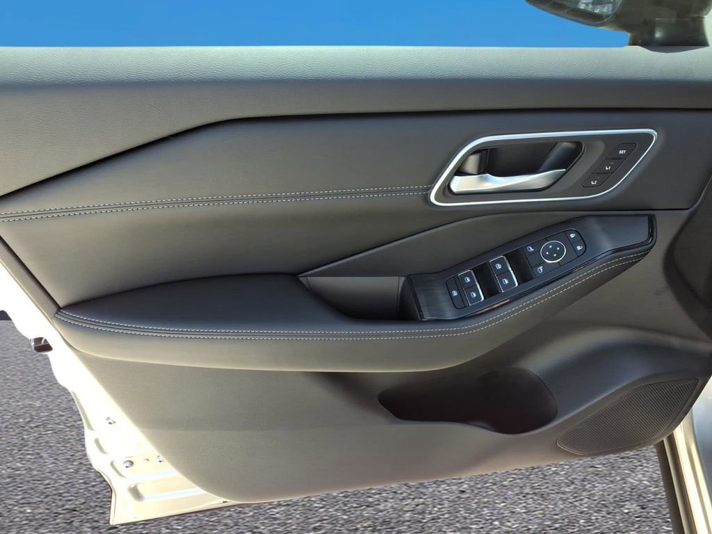 New 2026 Nissan Rogue Platinum w/ Platinum Premium Package image 16