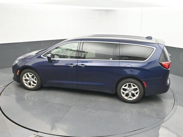 Used 2017 Chrysler Pacifica Touring Plus w/ Tire & Wheel Group FWD image 18