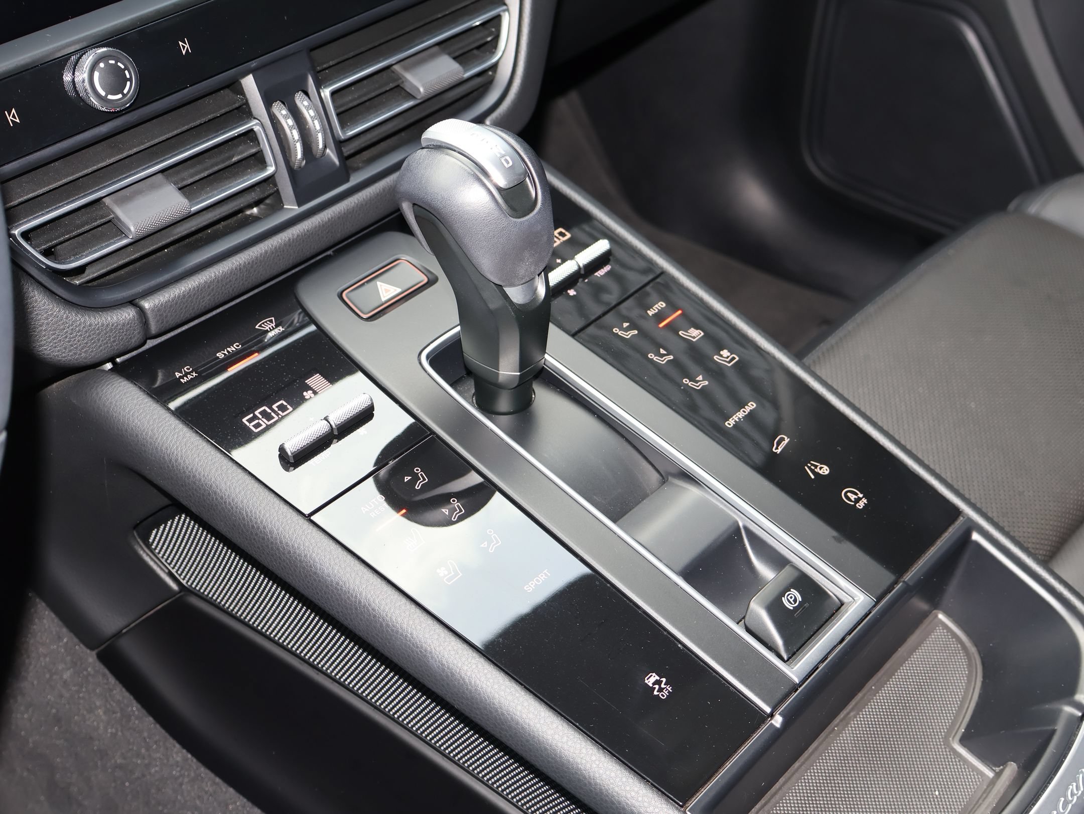 Certified 2023 Porsche Macan AWD/4WD image 19