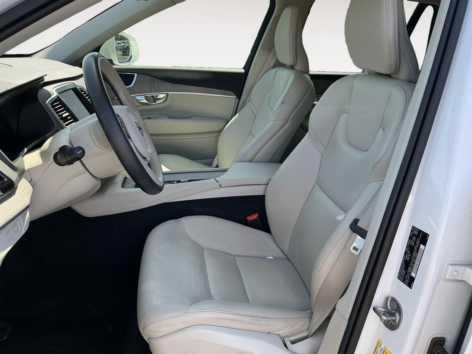 Used 2023 Volvo XC90 T8 Plus w/ Protection Package Premier AWD/4WD image 9