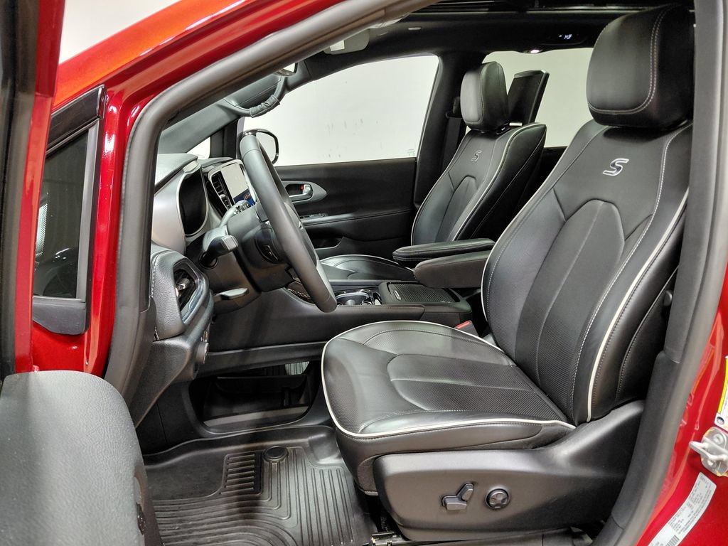 Used 2025 Chrysler Pacifica Limited w/ Uconnect Theater Family Group AWD/4WD image 28