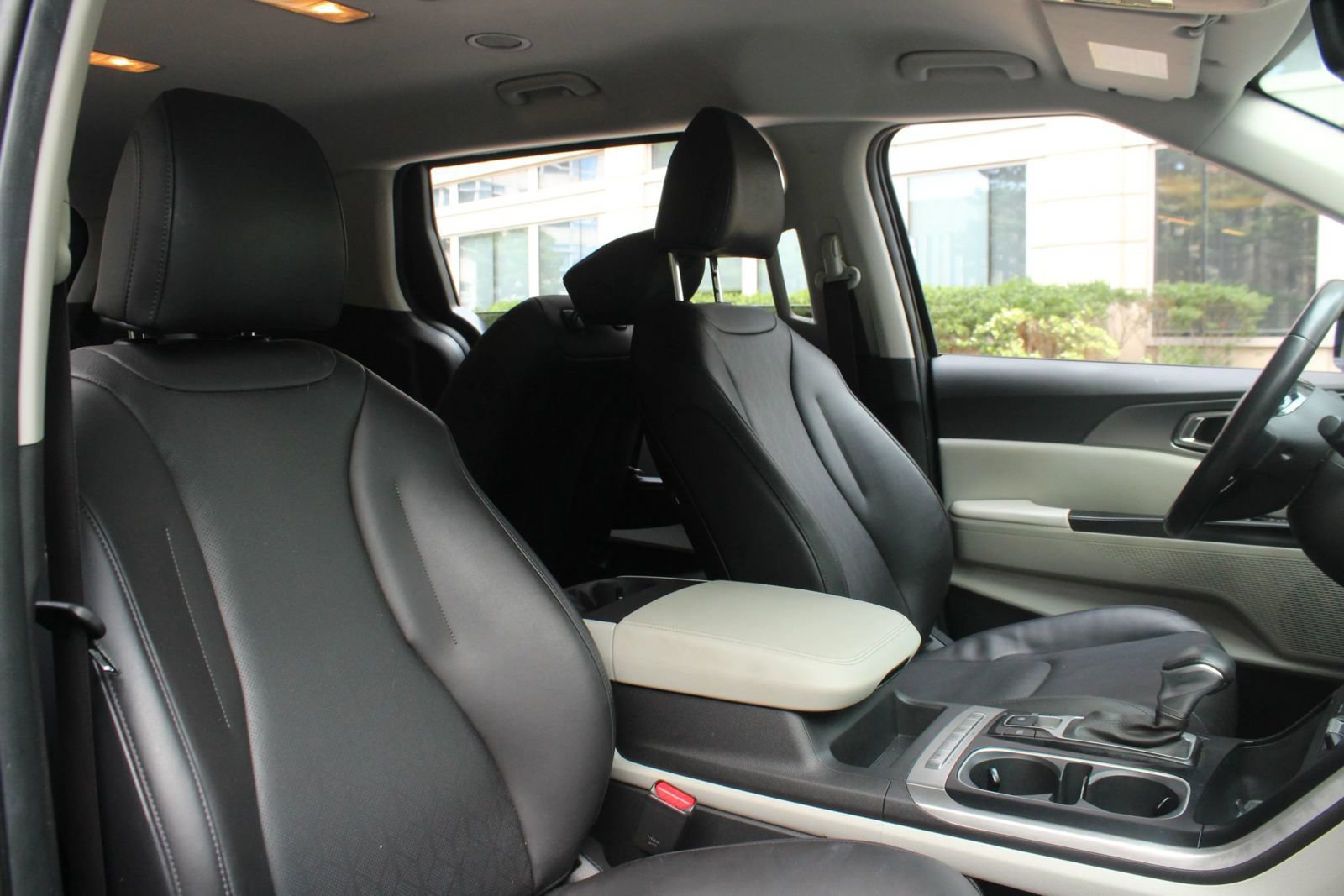 Used 2024 Kia Carnival LX FWD image 26