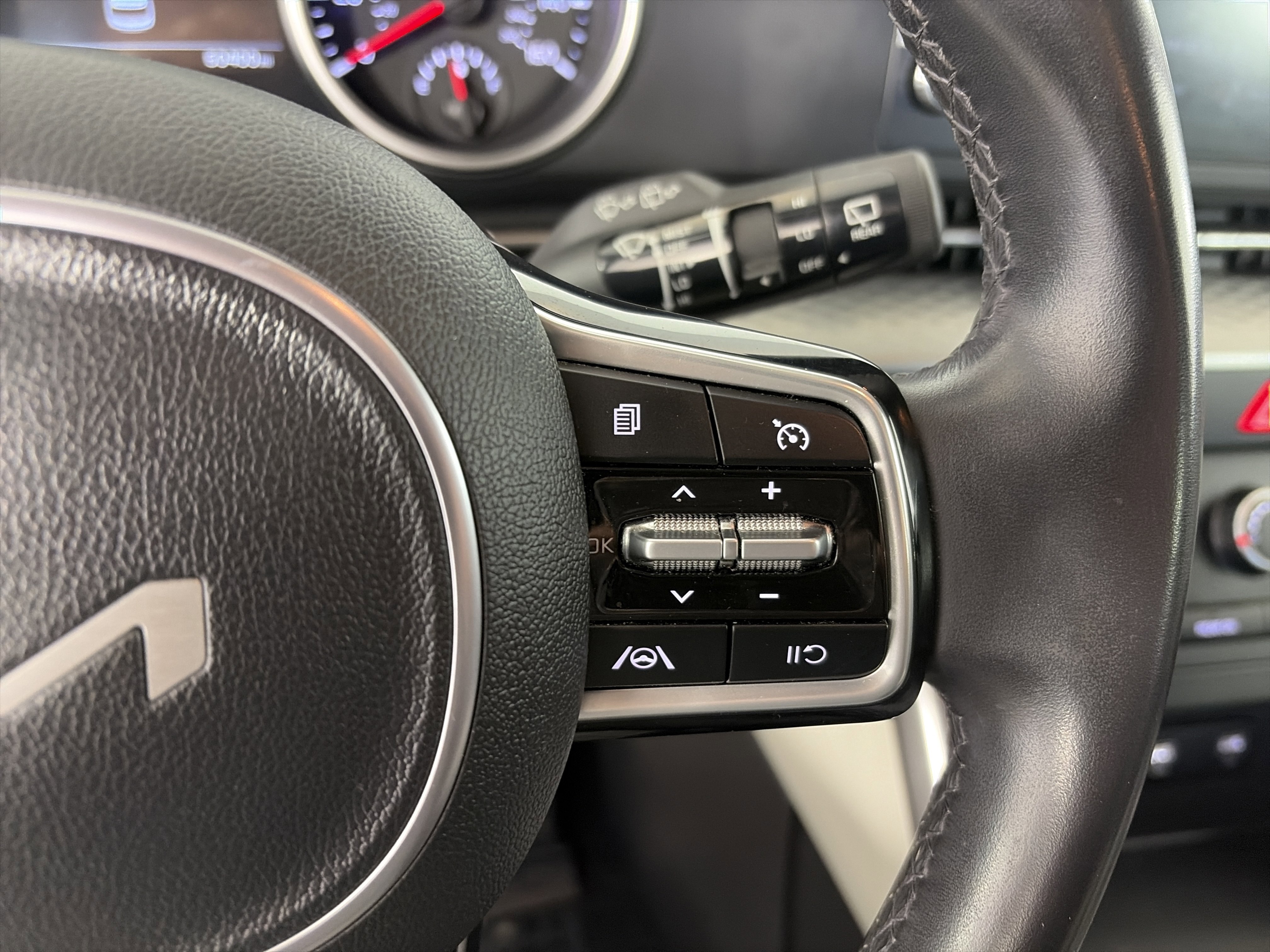 Used 2024 Kia Carnival LX image 37