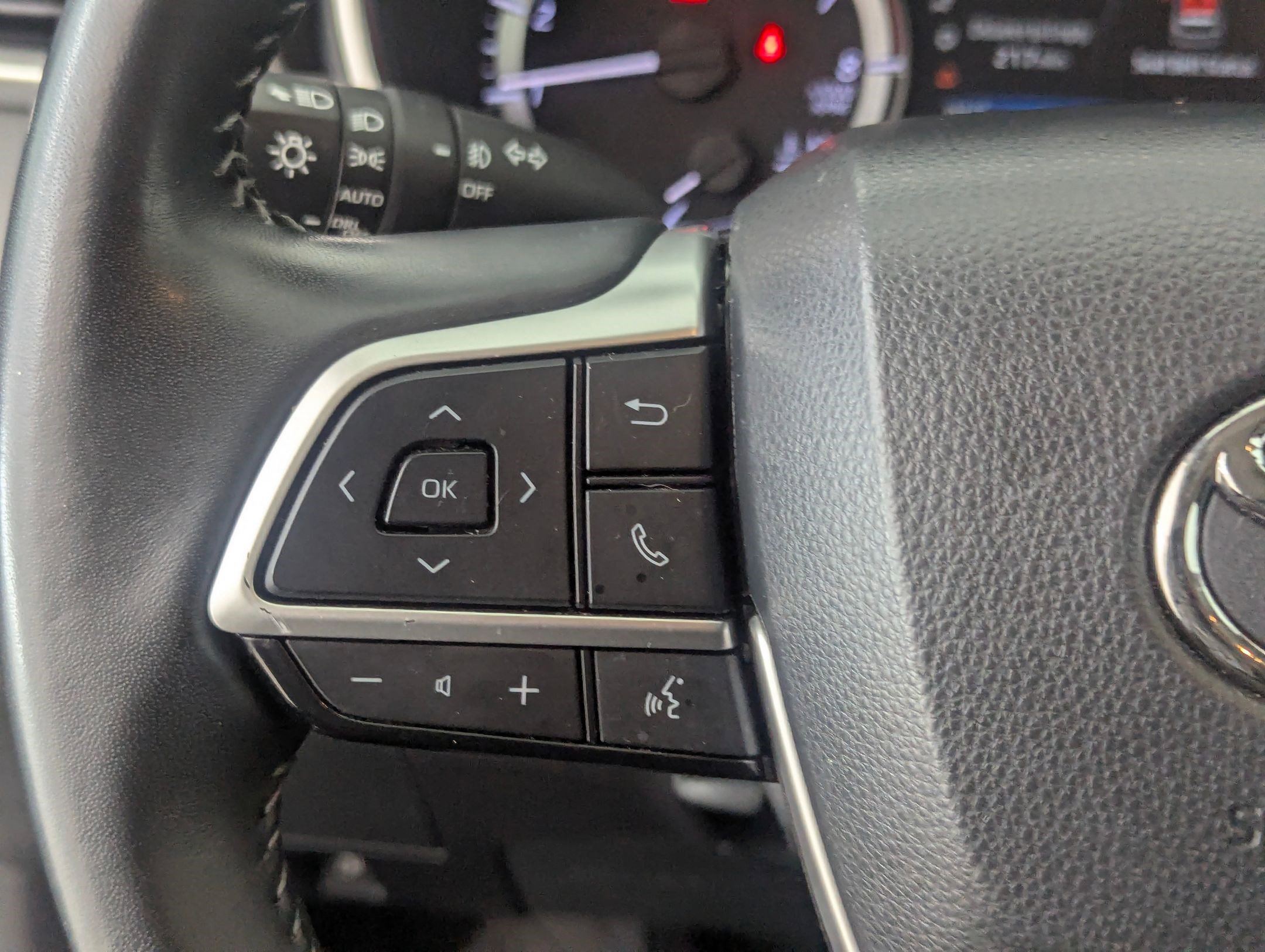 Used 2023 Toyota Highlander XLE image 17