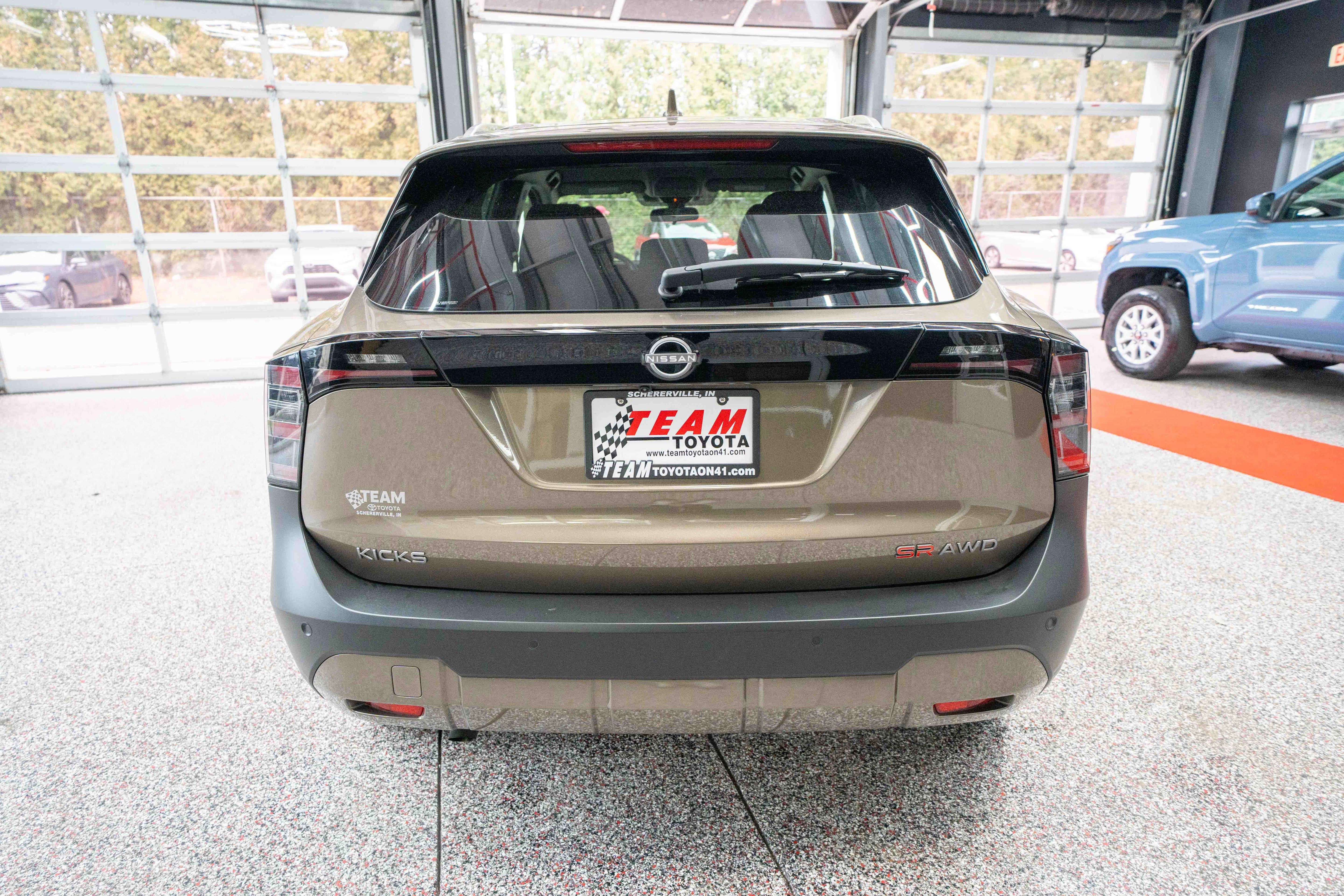 Used 2025 Nissan Kicks SR image 3