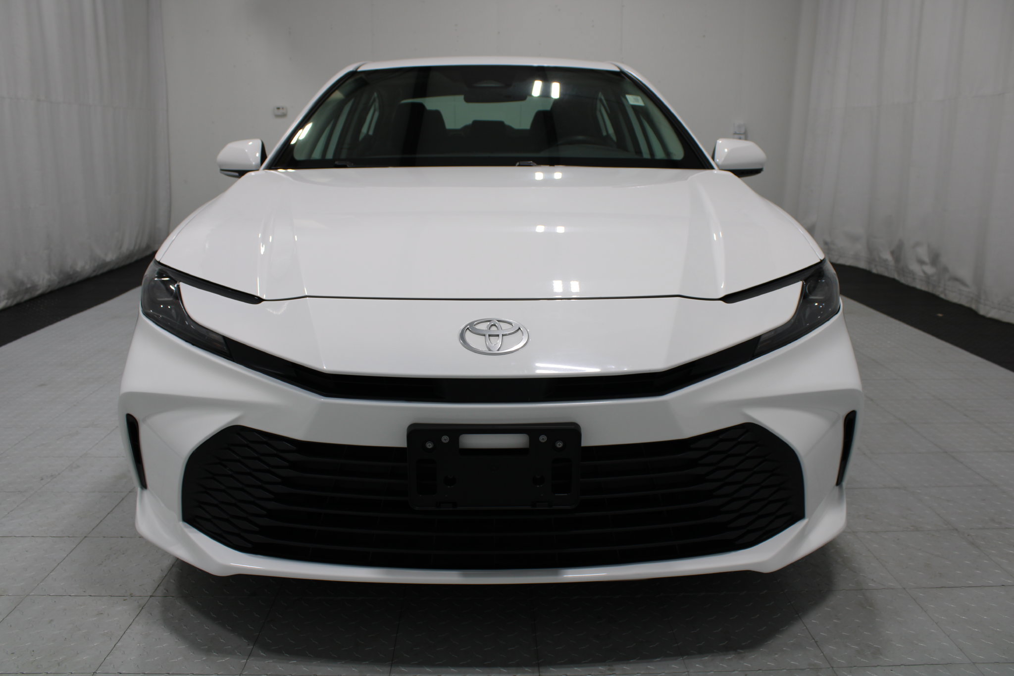Used 2025 Toyota Camry LE FWD image 3