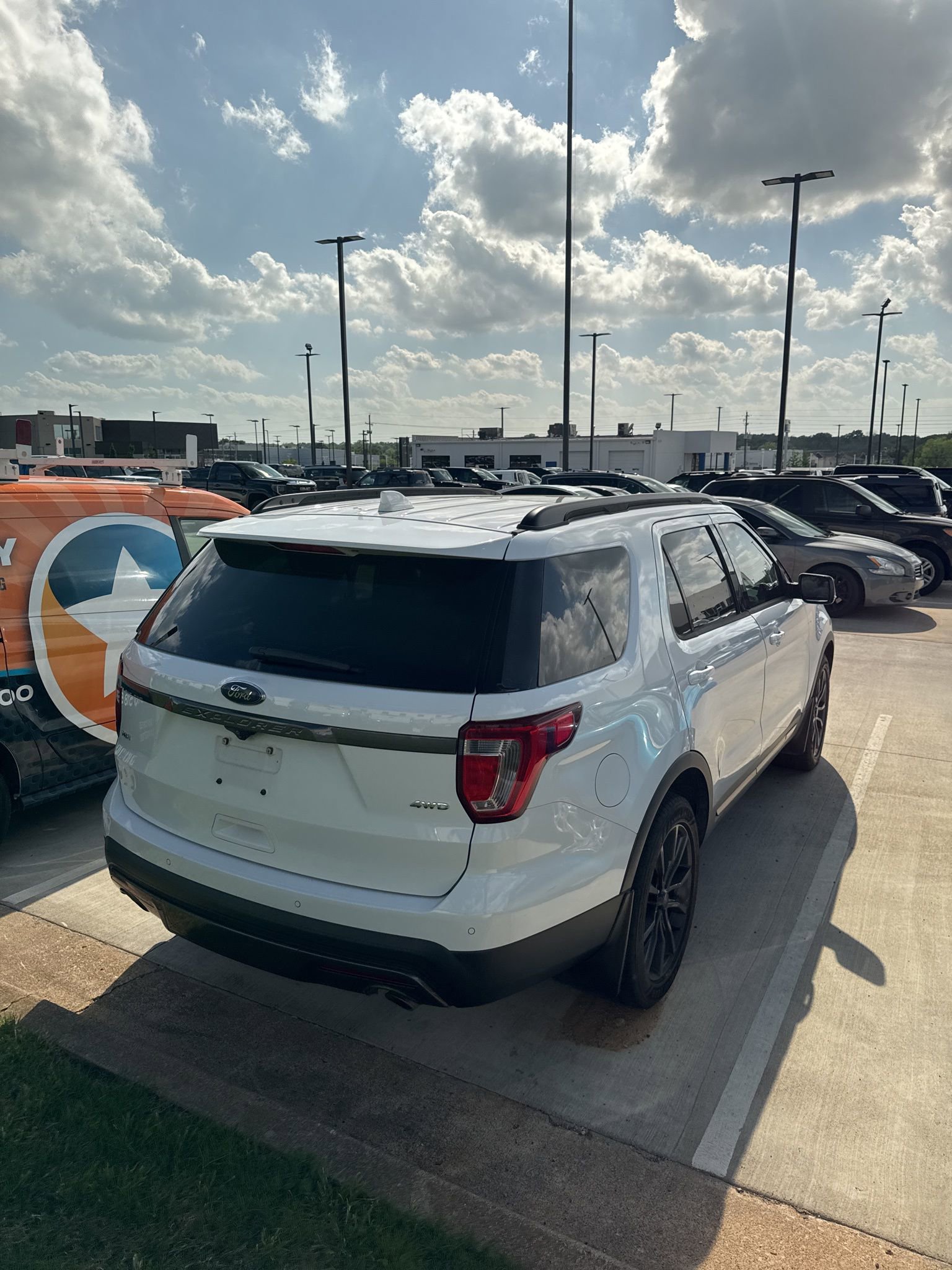 Used 2017 Ford Explorer XLT w/ Equipment Group 202A AWD/4WD image 3