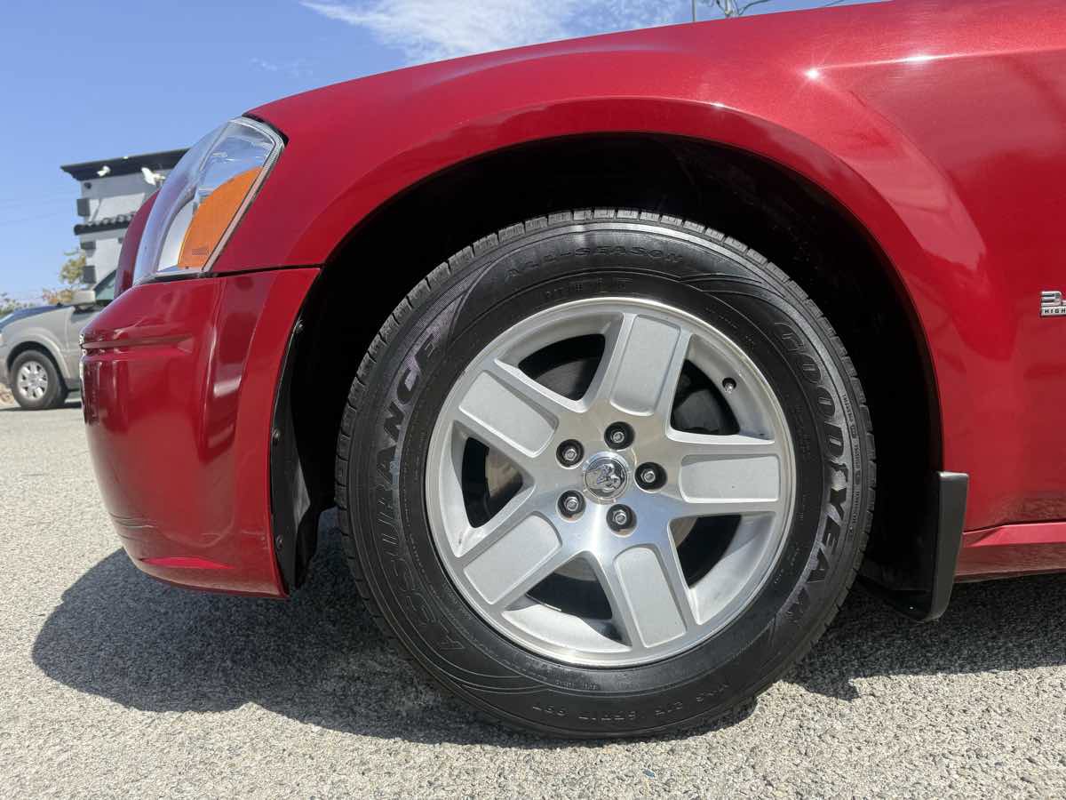 Used 2005 Dodge Magnum SE RWD image 3