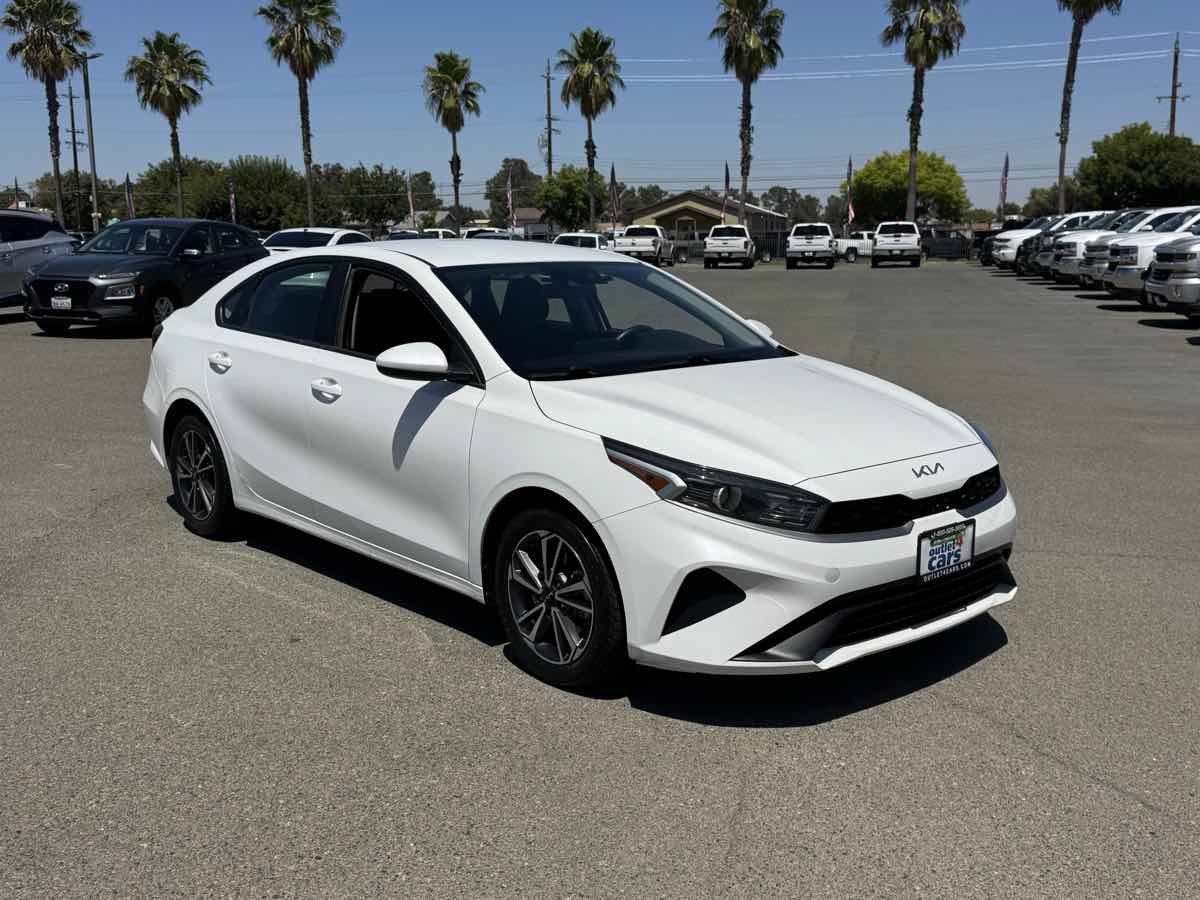 Used 2022 Kia Forte LXS FWD image 2