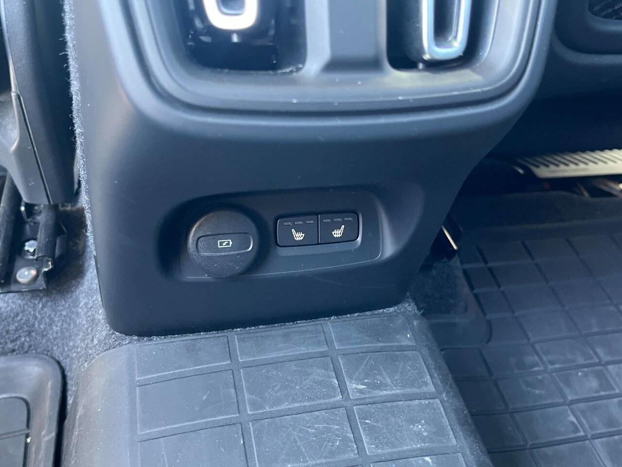 Used 2022 Volvo XC40 T5 R-Design w/ Advanced Package image 24