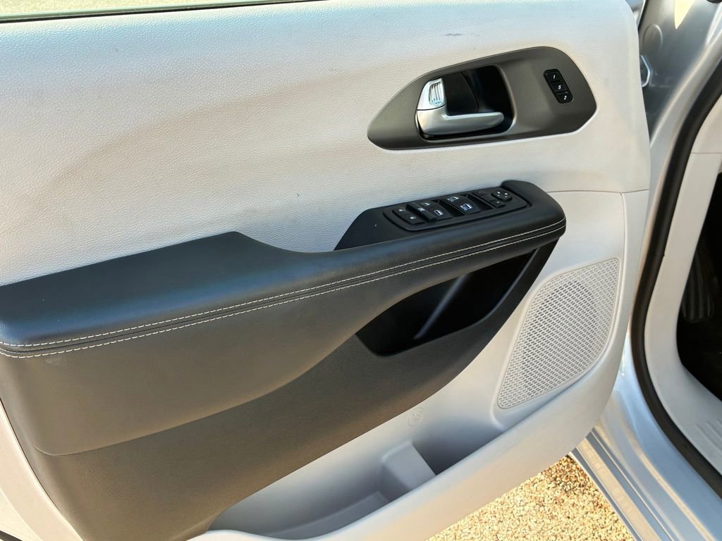Used 2024 Chrysler Pacifica Touring-L image 15