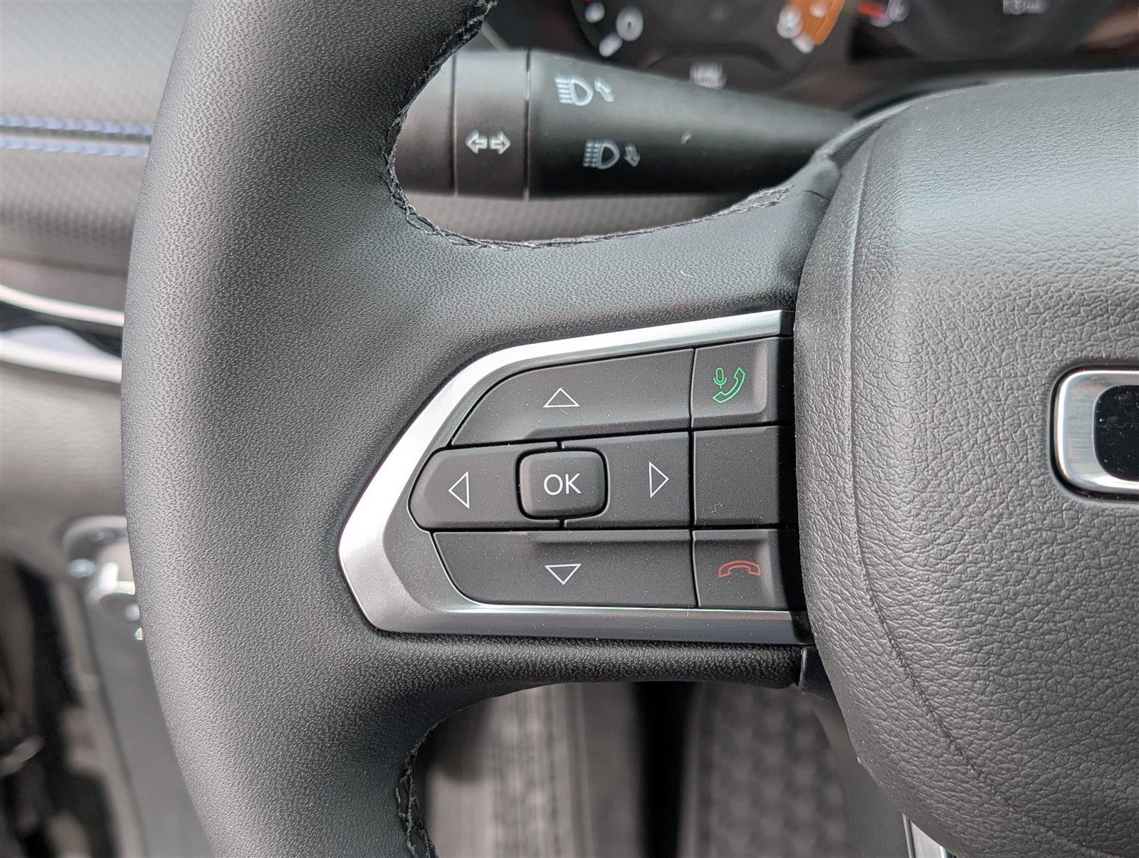 New 2025 Jeep Compass Latitude w/ Sun & Sound Group AWD/4WD image 18