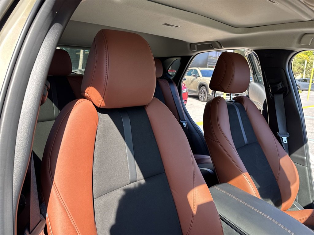 New 2024 MAZDA CX-30 Carbon image 47