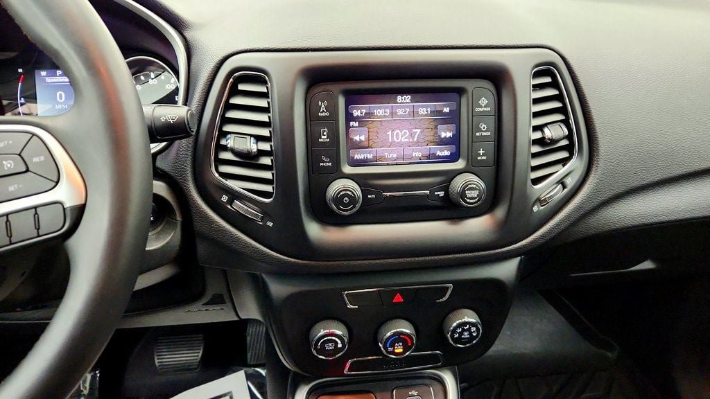 Used 2018 Jeep Compass Latitude AWD/4WD image 16