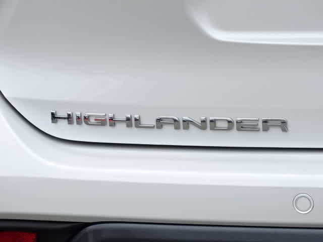 Used 2024 Toyota Highlander Limited FWD image 10