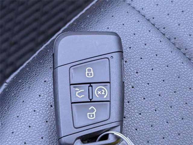 Used 2023 Volkswagen Tiguan SE w/ Panoramic Sunroof Package image 30