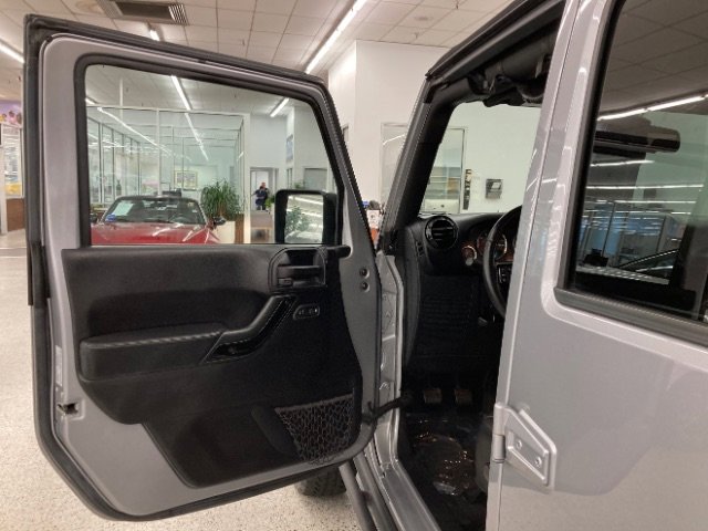 Used 2015 Jeep Wrangler Unlimited Sahara w/ Dual Top Group image 32