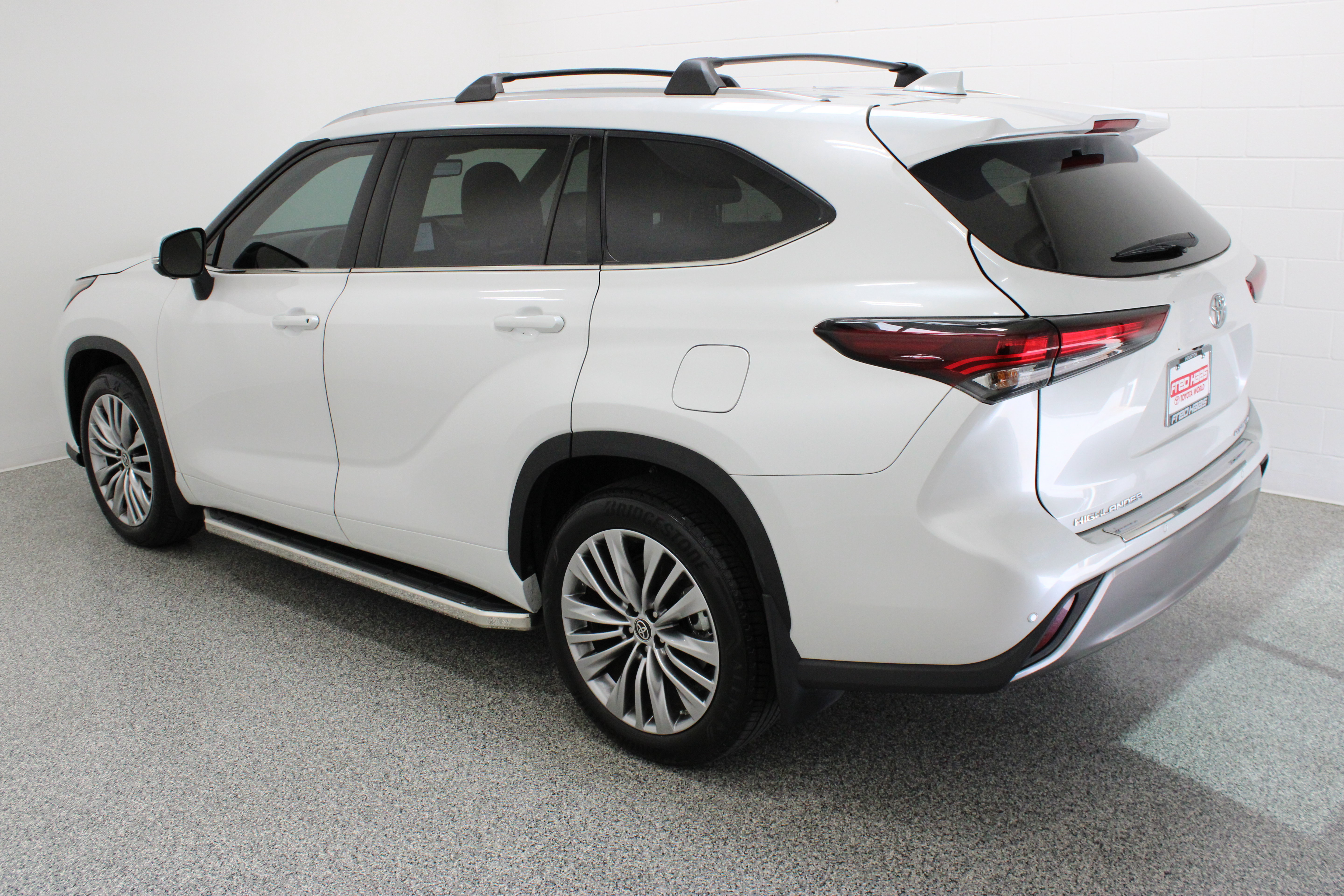Used 2024 Toyota Highlander Platinum FWD image 9