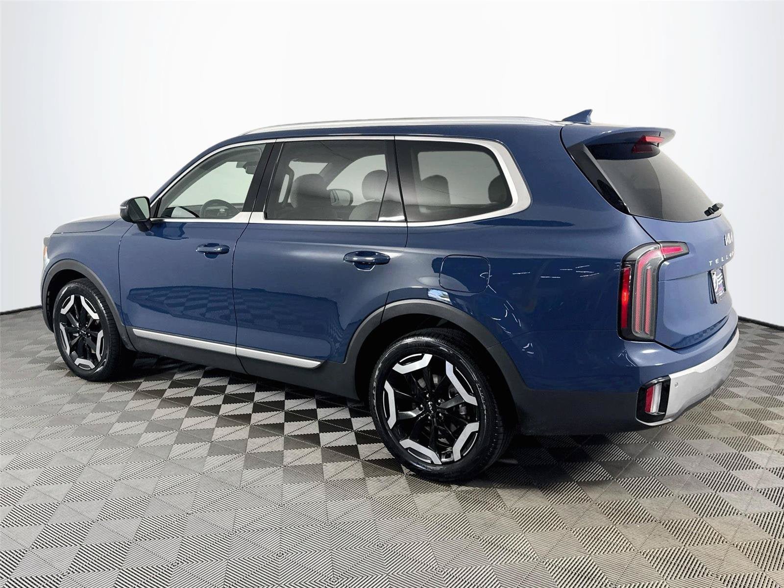 Certified 2023 Kia Telluride EX w/ EX Captain's Chair Package FWD image 7
