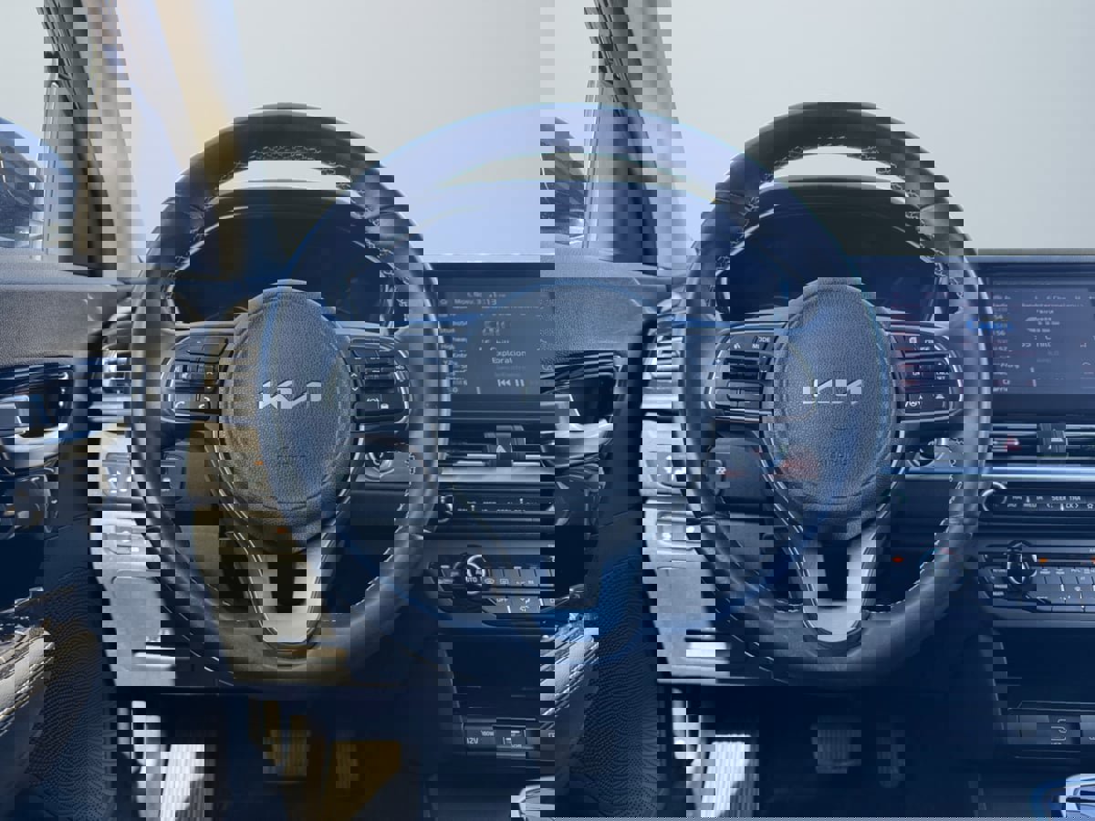 Used 2022 Kia Niro EX image 11