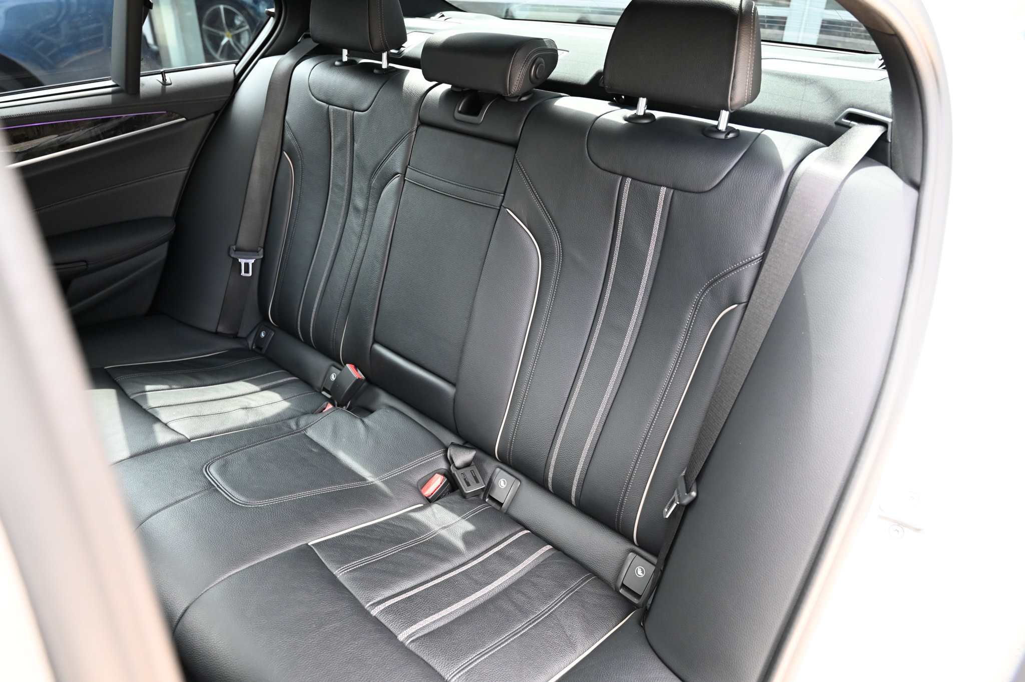 Used 2021 BMW M550i xDrive w/ Executive Package AWD/4WD image 40