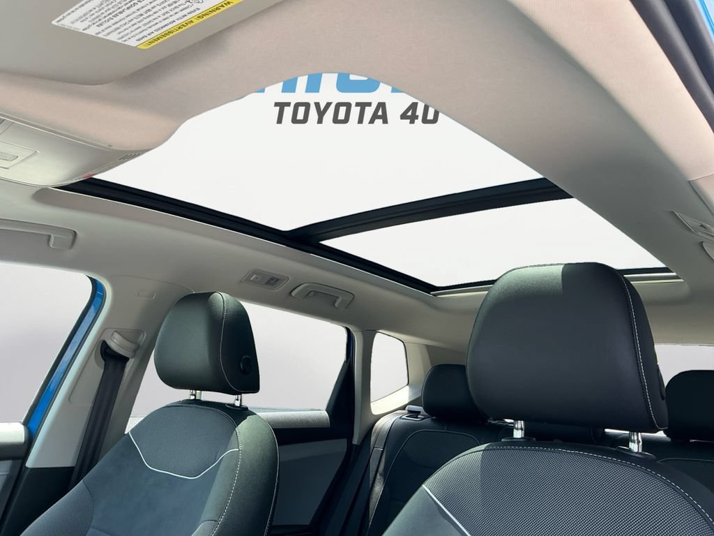 Used 2024 Volkswagen Taos SE w/ Panoramic Sunroof Package AWD/4WD image 9