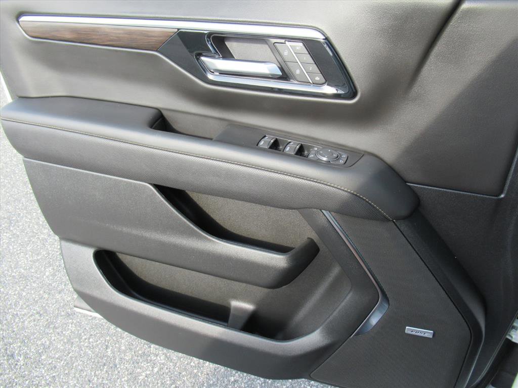 Used 2025 Chevrolet Suburban Premier image 28