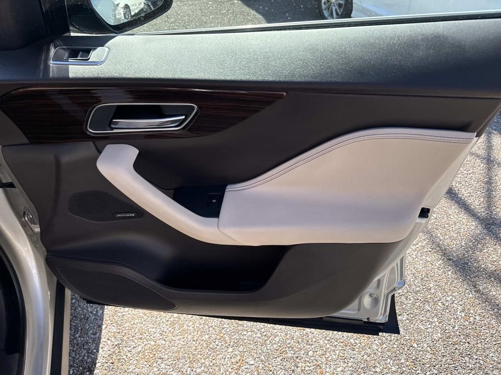 Used 2017 Jaguar F-PACE Prestige image 16