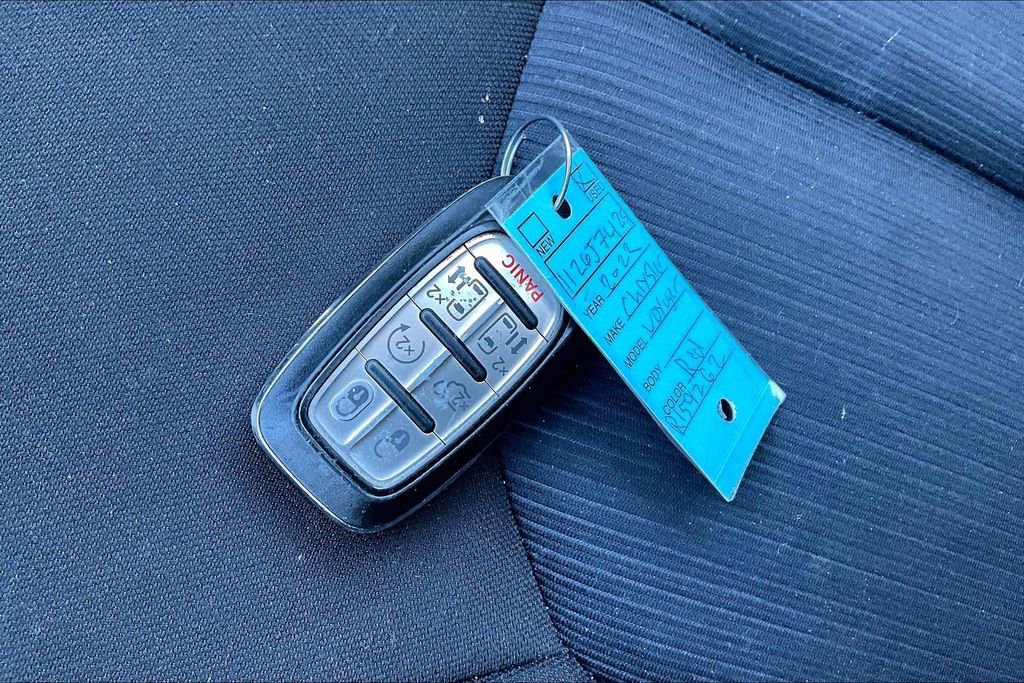 Used 2022 Chrysler Voyager LX image 12