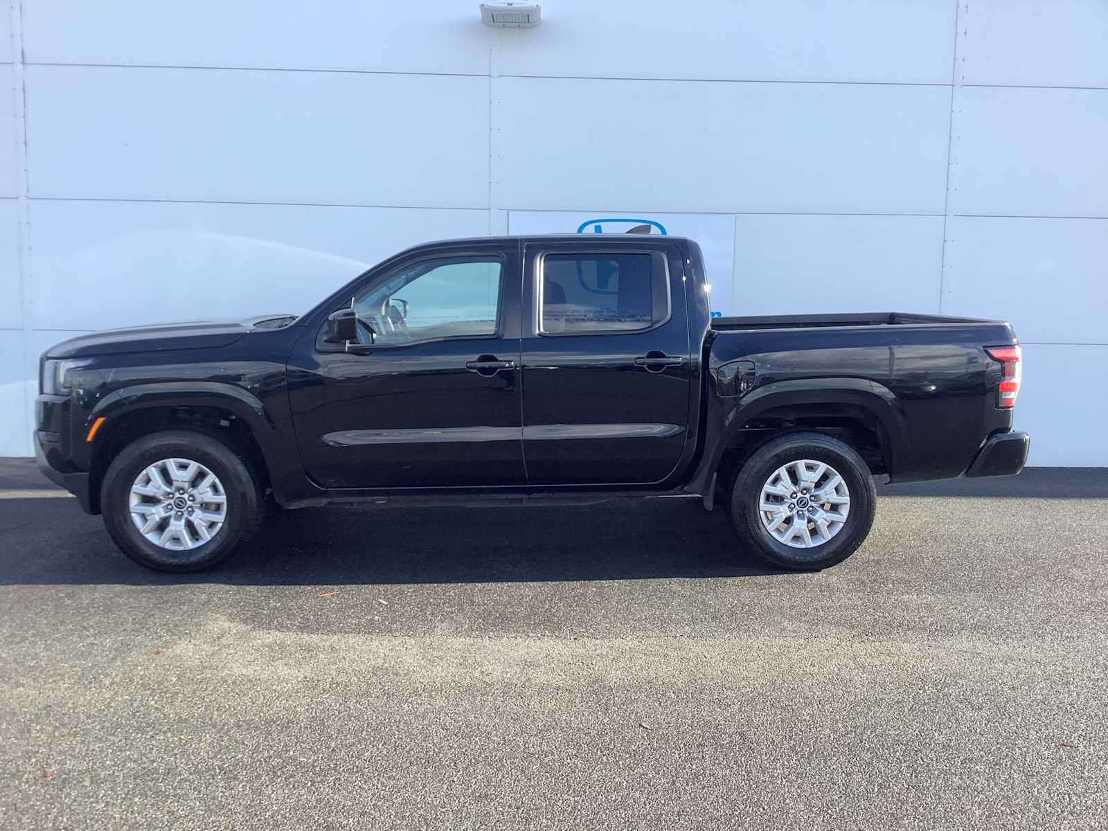 Used 2023 Nissan Frontier SV image 2